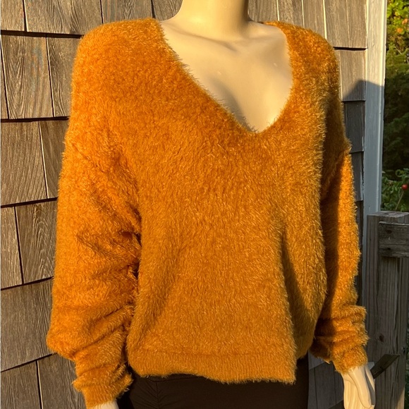 FREE PEOPLE - PRINCESS • V-Neck Fuzzy Sweater - Picture 2 of 10